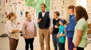 Die Kinder (Amelie Gerdes, 2.v.l. mit Kompars:innen) erwarten, dass es mit dem Klettern losgeht. Doch Ben Fritsche (Andreas Merker, mi.) erhält einen Anruf ...