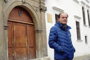 Gabriel Kožuch vor dem Priesterseminar in Bratislava.