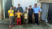 Stephan Kohorst sieht, was sein Geld bewirkt. Im Bild: Pater Georg Sporschill (4.v.l.), Ruth Zenkert (2.v.r.), Stephan Kohorst (r.) und eine rumänische Familie.