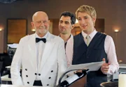 Mick (Tobisa Rosen, r.) und Alfred (Rolf Nagel, l.) sind überrascht, als Nils (Garbiel Merz, M.) unangekündigt in Lüneburg auftaucht.