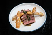 Kaum zu glauben, ein Gericht aus Resten: Tataki vom Hirsch mit Pilzsalat, Liebstöckelbutter und knusprigen Grissini aus Strudelteig.