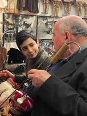 Antonio trifft Vincenzo Argento, den ältesten Puppenspieler Palermos. Er ist eine lebende Legende. Antonio hat ihn zu seiner bevorstehenden Aufführung eingeladen. Die Meinung dieses großen Maestros ist ihm sehr wichtig. Doch zugleich hat er auch Angst, ihn zu enttäuschen.