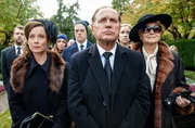 SÜDWESTRUNDFUNK "Labaule & Erben" - Uwe Ochsenknecht spielt den Erben eines Medienunternehmens. Wolfram Labaule (Uwe Ochsenknecht) mit seiner Familie bei der Beerdigung seines Vaters und Bruders.