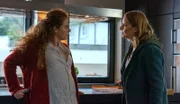 Um ihren Ex zurückzubekommen, bedroht die Stalkerin Sarah Engels (Cornelia Ivancan, r.) dessen Ehefrau Tina Bartens (Anja Antonowicz, l.).