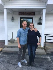 Das Passagierpaar Carla und Michael beantragt in Champlain im Staate New York seine Hochzeitslizenz.