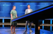 Moderator Alexander Bommes (r.) mit der Kandidatin Luisa Kruse (l.).; ARD GEFRAGT - GEJAGT FOLGE 813, "Alexander Bommes präsentiert beliebtes Quizformat", am Freitag (06.09.24) um 18:00 Uhr im ERSTEN. Moderator Alexander Bommes (r.) mit der Kandidatin Luisa Kruse (l.). © ARD/Uwe Ernst, honorarfrei - Verwendung gemäß der AGB im engen inhaltlichen, redaktionellen Zusammenhang mit genannter ARD-Sendung bei Nennung "Bild: ARD/Uwe Ernst" (S2+). ARD-Programmdirektion/Bildredaktion, pressefoto.daserste@ard.de