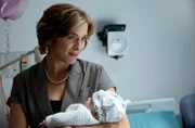 Paula (Vicky McClure) hält Ellens Tochter.