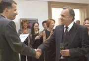 Dr. Heilmann (Thomas Rühmann) gratuliert Prof. Simoni (Dieter Bellmann) zu seinem 60. Geburtstag.