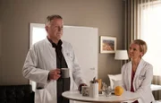 Roland (Thomas Rühmann) und Kathrin (Andrea Kathrin Loewig) schwelgen in Erinnerungen: Standen sie während ihres Studiums damals auch so unter Druck, wie die zwei Patienten, die sie gerade behandeln?