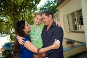 Dr. Christoph Lenz (Sven Martinek, r.) kehrt nach 6 Monaten von einer Forschungsreise aus Brasilien zurück zu Dr. Susanne Mertens (Elisabeth Lanz, l.) und der gemeinsamen Pflegetochter Luisa Baltrusch (Deborah Mary Schneidermann, M.).