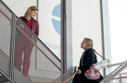 Mit Mitgefühl versucht Dr. Winter (Juliane Fisch, l.) auf Nina Kant (Luna Kuse, r.) zuzugehen und ihr zuzuhören.