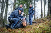Christoph (Dieter Bach) versucht vergeblich, den Kerzenständer noch zu vernichten.