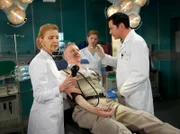 Der Juwelier Gero Kramer (Ludger Pistor, Mitte) wurde nach einer Ohnmacht mit einer Platzwunde in die Sachsenklinik eingeliefert. Bei den Untersuchungen durch Dr. Philipp Brentano (Thomas Koch, rechts) und Oberschwester Ingrid (Jutta Kammann, links) wird schnell klar, dass Gero Kramer in einem ziemlich engen Korsett von Zwängen und Abläufen lebt.