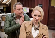 ARD HEITER BIS TÖDLICH - ZWISCHEN DEN ZEILEN FOLGE 10, "Beschwingte Swinger", am Donnerstag (18.04.13) um 18:50 Uhr im ERSTEN. Fred (Christian Kahrmann, l.) reicht es, er möchte, dass Jenny (Constanze Behrends, r.) wieder bei ihm einzieht.