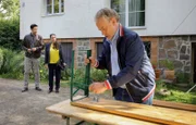 Klaus Ritter (Rolf Kanies, re.) hat die Planung seiner Tochter Arzu (Arzu Bazman, 2.v.li.) und ihres Mannes Philipp (Thomas Koch, li.) zur Schuleinführungs-Party ihres Sohnes über den Haufen geworfen. Nun hat Klaus alles zu den Brentanos nach Hause verlegt und will alles selbst organisieren. Er macht genau das, was Arzu und Philipp nicht wollten: Aus einer kleinen Schulanfangsfeier soll nun eine Riesen-Party werden.
