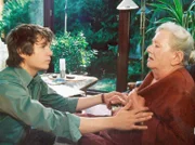 MDR Fernsehen IN ALLER FREUNDSCHAFT FOLGE 206, "Ich will nach Hause". Als Martha Schmidt (Gudrun Okras) unerwartet Besuch von ihrem Enkel René (Luke Wilkens) aus Frankreich bekommt, erleidet sie einen Hirninfarkt.