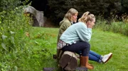 Rose (vorne Fiona Button) fühlt sich allein und fehl am Platz beim Camping Trip ohne James.