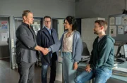 Polizeipsychologin Yasmin Ahmadi (Saman Giraud, 2.v.r.) verstärkt das Team der Kripo Lübeck. Finn (Sven Martinek, l.) vermutet, dass die onlineaffine Kollegin ihre Arbeit heimlich bewerten soll, nachdem Lars (Ingo Naujoks, 2.v.l.) und er versehentlich eine Vernehmung auf den Presseserver geladen hatten (mit Jonas Minthe, r.).