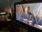 Senator Mike Rounds wird in seinem Büro in Washington interviewt.