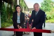 Dr. Susanne Mertens (Elisabeth Lanz, l.) und OB Herrenbrück (Frank Siekel, r.) eröffnen gemeinsam Gondwanaland.