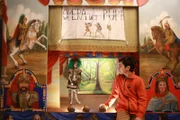 Antonio hat sich zu Hause ein kleines Theater bauen lassen, in dem er, der jüngste Puppenspieler Siziliens, seine Aufführungen inszeniert. Er träumt davon, eines Tages in einem großen Theater zu spielen.