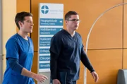 Ben Ahlbeck (Philipp Danne, l.) und Elisa Bähr (Stefan Ruppe, r.) eilen in die Notaufnahme.