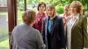 Nina, Hannah und ihre Mutter Ruth (v.l.n.r. Annabel Scholey, Nicola Walker, Deborah Findlay) helfen Rose (hinten Fiona Button) einige ihrer Erinnerungen an James zurückzubekommen.