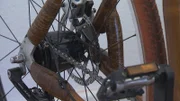 Der Rahmen aus Bambus wird hier noch weiterverarbeitet.