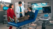 Mit einem Verdacht auf ein Schädel-Hirn-Trauma wird Enzo Falcone (Béla Can Leon, r.) von Rebecca (Milena Straube, l.) und Ben (Philipp Danne, M.) untersucht.