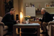 Dr. Roland Heilmann (Thomas Rühmann, li.) hat Professor Simoni (Dieter Bellmann, re.) auf einen Wein eingeladen und dieser hat dankend angenommen. Doch Roland hat einen Plan und erstaunt Simoni damit. Roland will Sarah Marquardt nicht als Verwaltungsdirektorin der Sachsenklinik verlieren, also soll sich auch Simoni für den Posten des Gesundheitsdezernenten der Stadt Leipzig bewerben.