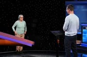 Moderator Alexander Bommes mit der Kandidatin Suzan Gülfirat.