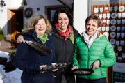 v.li. Jutta Kurz, Maren Bornheimer-Schwalbach und Margarete Schwär sind bereit für das Ausräuchern des Kuhstalls.