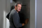 Christoph (Dieter Bach) wacht schweißgebadet aus einem Alptraum mit Tom auf.