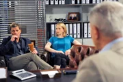 Roman (Johannes Terne, r.) willigt in Vincents (Stefan Feddersen-Clausen, l.) Forderungen ein, unter der Bedingung, dass er und Bente nichts mehr gegen Susann unternehmen.