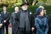 Nach einer Idee von Harald Schmidt Feuilletonchef Charlie Wollinger (Felix von Manteuffel, Mi.) und Assistentin Frau Hattenschweiler (Hede Beck, re.) bei der Beerdigung ihres verunglückten Chefs.