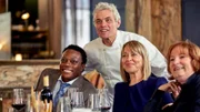 Die Kanzlei Noble, Hale & Defoe von Zander (Chukwudi Iwuji, li.) und Hannah (Nicola Walker, dritte v. li.) und Ruth (Deborah Findlay, re.) besuchen das Restaurant ihres Klienten Nicola (Marcello Walton, zweiter v. li.).