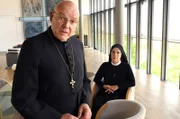 Weihbischof Landkammer (Wolfgang Böck, l.) ist empört über die unkonventionellen Verhältnisse im Magdalenen-Orden und fordert von der Oberin Theodora (Nina Hoger, r.) einen strengeren Führungsstil und Askese.