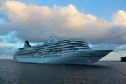 Das Kreuzfahrtschiff "Grand Lady" in der Karibik.
