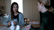 Samantha (Rachel Keller, re.) setzt auf Erika (Hyunri Lee) als Hostesse ihres Nachtclubs.