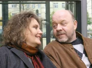 Das Ehepaar Horst (Herbert Olschok) und Ella Krause (Swetlana Schönfeld). Ella Krause ist schon lange Zeit Dialysepatientin in der Sachsenklinik. Da ihr Mann als Spender nicht in Frage kommt, muss Ella auf eine passende Spenderniere warten. Eine Überkreuzspende mit dem Ehepaar Elsner könnte die Wartezeit beenden.
