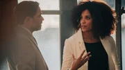 Stefano (Fausto Sciarappa) beichtet Sylvie (Stéfi Celma), dass er sie liebt.