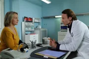 Dr. Martin Stein (Bernhard Bettermann) hat sehr gute Nachrichten für Susanne Lorenz (Isabel Schosnig): Es gibt einen neuen Knochenmarkspender für Susannes Sohn Dominik. Doch Dominik selbst zweifelt am Sinn einer Weiterbehandlung, er hat schon etliche Chemotherapien hinter sich, eine Knochenmarktransplantation, Konditionierungen, Operationen ... der 16-Jährige kann einfach nicht mehr. Martin fragt Susanne Lorenz, ob sie sich sicher ist, dass ihr Sohn der Transplantation zustimmt - sie ist es.