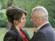 Zwischen Dr. Elena Eichhorn (Cheryl Shepard) und Dr. Bernhard Kluge (Robert Giggenbach) entwickelt sich ein Flirt, wobei es jedoch bei einem leidenschaftlichem Kuss bleibt.