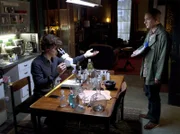 Bei der Arbeit lässt Sherlock Holmes (Benedict Cumberbatch, li.) sich nur ungern stören, nicht einmal seinem besten Freund Dr. Watson (Martin Freeman) schenkt er einen Blick.