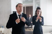 Nach einer Idee von Harald Schmidt Wolfram und Esther Labaule (Uwe Ochsenknecht und Inka Friedrich) machen sich fertig für die Beerdigung von Wolframs Vater und Bruder.