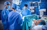 Dr. Mikko Rantala (Luan Gummich, 2.v.r.), Ivo Maric (Jakob D'Aprile, l.) und Sofia Galura (Olivia Papoli-Barawati, 2.v.l.) stehen vor einer besonderen Herausforderung: Der Patient Torsten Wimmer (Gábor Biedermann, r.) möchte die Operation im wachen Zustand mitverfolgen.
