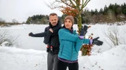 Erik (Sven Waasner, l.) freut sich, als Nicole (Dionne Wude, r.) doch Freude am Gewinnen entwickelt.