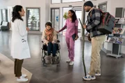 Die frisch Verliebten Luna Schneider (Leonie Brandis, 2.v.l.) und Kai Matzke (Philip Bender, r.) haben sich beim Schlittschuhlaufen verletzt. Dr. Sherbaz (Sanam Afrashteh, l.) und Dr. Jahn (Elisa Agbaglah, 2.v.r.) nehmen die beiden auf.