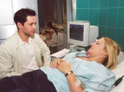 MDR Fernsehen IN ALLER FREUNDSCHAFT FOLGE 205, "Isoliert". Iris Heine (Michaela Caspar) geriet in einen Verkehrsunfall und Dr. Brentano (Thomas Koch) diagnostiziert einen Milzriss und veranlaßt sofort die OP.