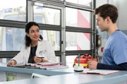 Es gibt einen Neuzugang am Johannes-Thal-Klinikum: Assistenzarzt Florian Osterwald (Lion Wasczyk, r.) darf sein Können gleich bei Ausbilderin Dr. Leyla Sherbaz (Sanam Afrashteh, l.) unter Beweis stellen.